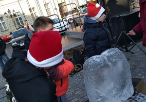 Uczniowie rzeźbią w lodzie.
